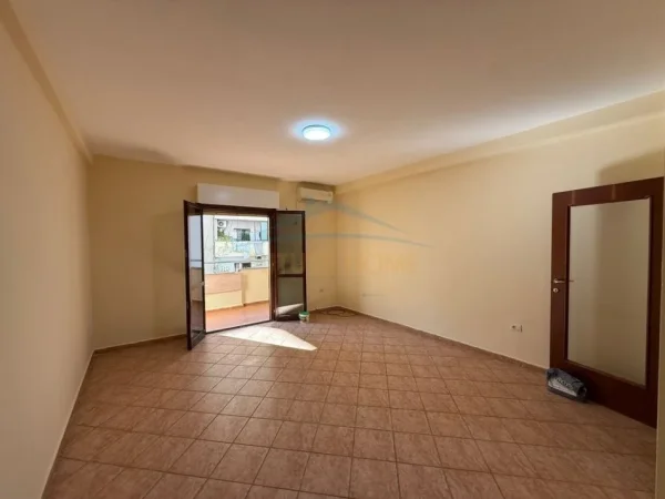 Tirane, jepet me qera ambjent biznesi , 750 € (komuna e parisit)