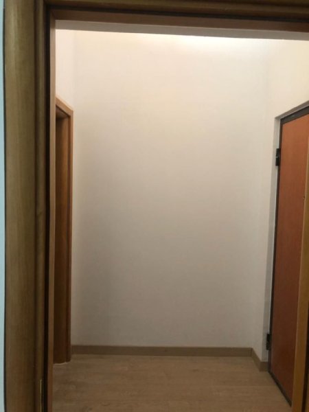 Tirane, jepet me qera zyre Kati 3, 33 m² 380 € (Zogu i Zi)