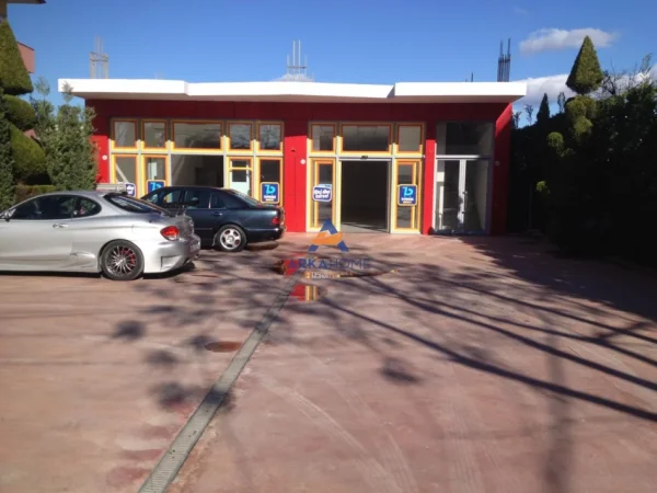 Tirane, jepet me qera magazine Kati 0, 230 m² 1.250 € 