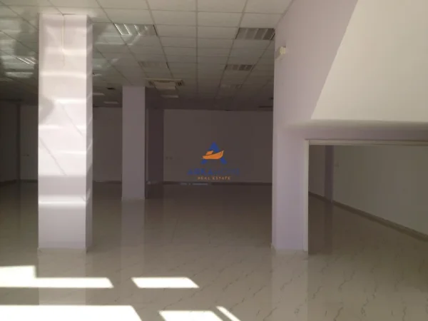 Tirane, jepet me qera magazine Kati 0, 230 m² 1.250 € 