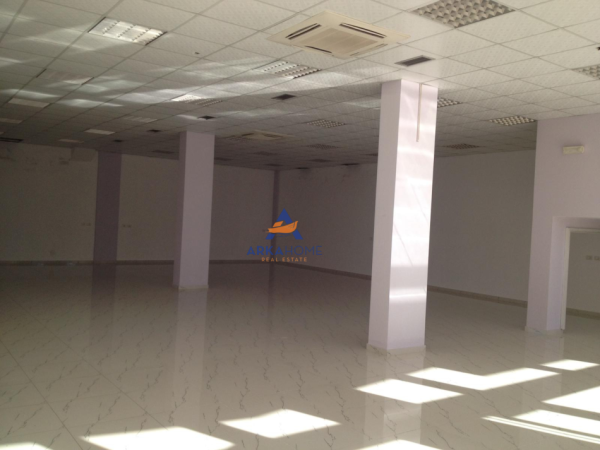 Tirane, jepet me qera magazine Kati 0, 230 m² 1.250 € 