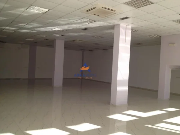Tirane, jepet me qera magazine Kati 0, 230 m² 1.250 € 