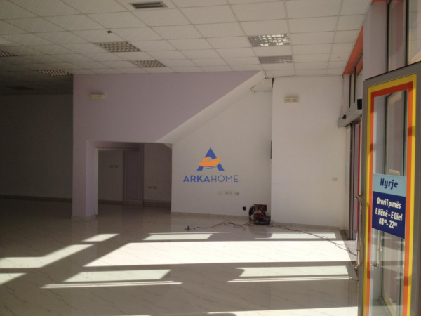 Tirane, jepet me qera magazine Kati 0, 230 m² 1.250 € 