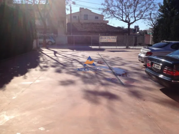 Tirane, jepet me qera magazine Kati 0, 230 m² 1.250 € 