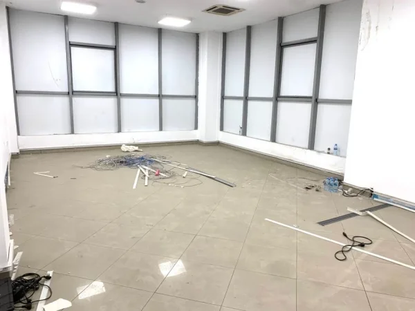 Tirane, jepet me qera ambjent biznesi Kati 2, 100 m² 700 € (Astir)