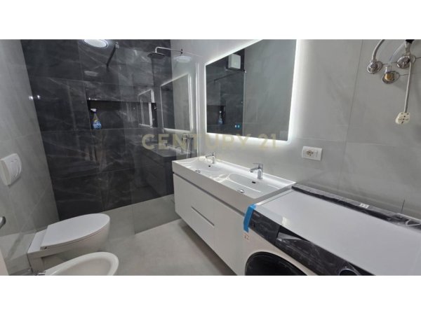 Tirane, jepet me qera apartament 2+1+Ballkon Kati 5, 83 m² 1.200 € 