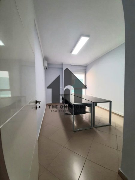 Tirane, jepet me qera ambjent biznesi Kati 3, 100 m² 800 € (Perball - Toptanit)