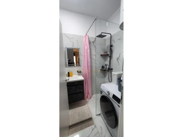 SHITET APARTAMENT 2+1 I KONVERTUAR NE PORCELAN