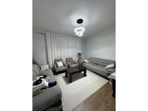 Tirane, jepet me qera Vile 2+1 , 210 m² 1.100 € (medreseja)