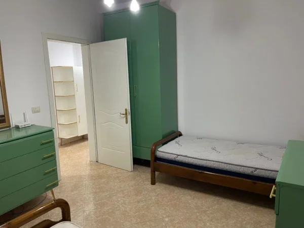 Tirane, jepet me qera apartament 2+1+Ballkon Kati 4, 102 m² 750 € (Komuna e Parisit)