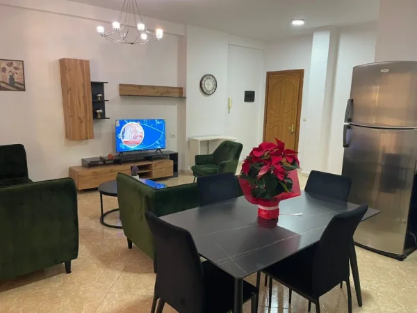 Tirane, jepet me qera apartament 2+1+Ballkon Kati 4, 102 m² 750 € (Komuna e Parisit)