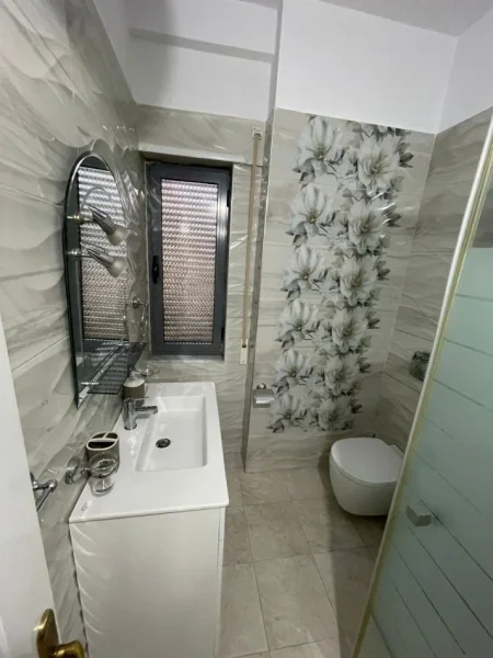 Tirane, jepet me qera apartament 2+1+Ballkon Kati 4, 102 m² 750 € (Komuna e Parisit)