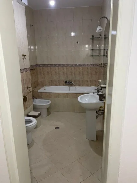 Tirane, jepet me qera apartament 2+1+Ballkon Kati 4, 102 m² 750 € (Komuna e Parisit)