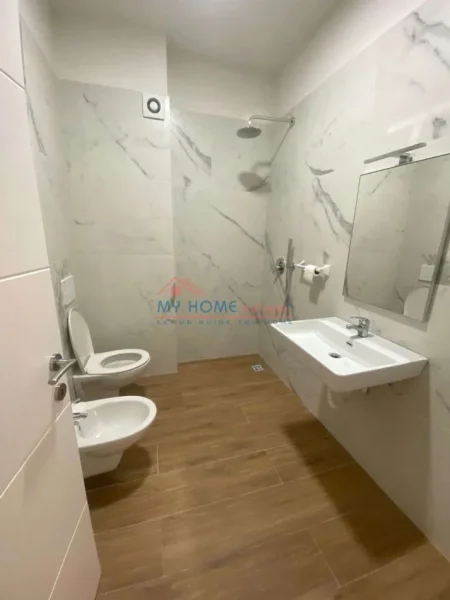 Tirane, jepet me qera zyre Kati 2, 70 m² 900 € (Rruga e Kosovareve)