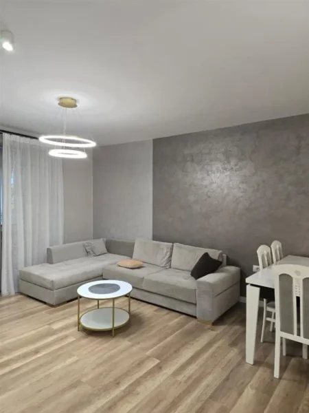 Tirane, jepet me qera apartament 2+1+Ballkon Kati 4, 90 m² 600 € (YZBERISHT)