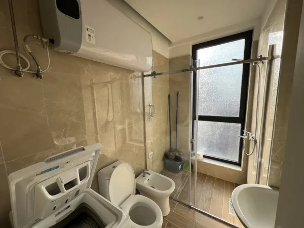 Tirane, jepet me qera apartament 1+1+post parkimi Kati 6, 71 m² 850 € (Rruga e Barrikadave)