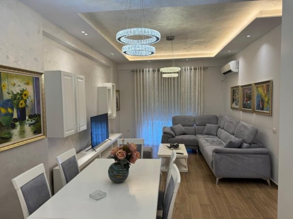 Tirane, jepet me qera apartament 2+1+Ballkon Kati 4, 95 m² 610 € (Spitali Amerikan 3/Rr.Bedri Karapici)