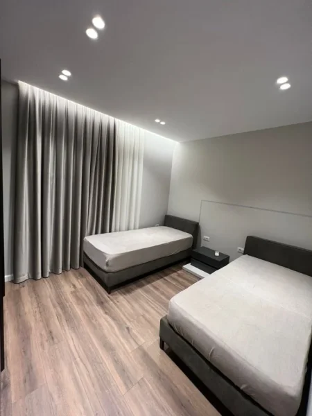 Tirane, jepet me qera apartament 2+1 Kati 7, 84 m² 700 € (fusha aviacionit)