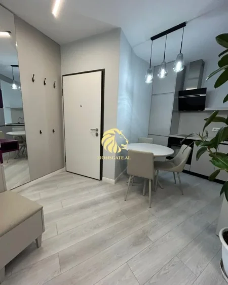 Tirane, jepet me qera apartament 2+1+Ballkon Kati 4, 83 m² (Tek 9 katshet)