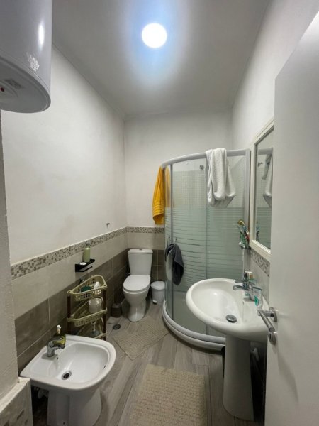 Tirane, jepet me qera apartament 3+1+Ballkon Kati 2, 150 m² 600 € (RRUGA ELBASANIT)