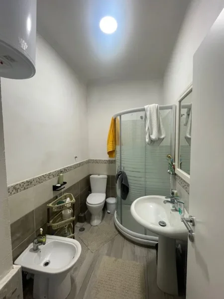 Tirane, jepet me qera apartament 3+1+Ballkon Kati 2, 150 m² 600 € (RRUGA ELBASANIT)