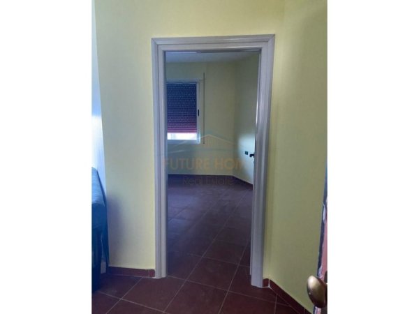 Shkembi Kavajes, jepet me qera apartament 1+1 Kati 5, 300 € 