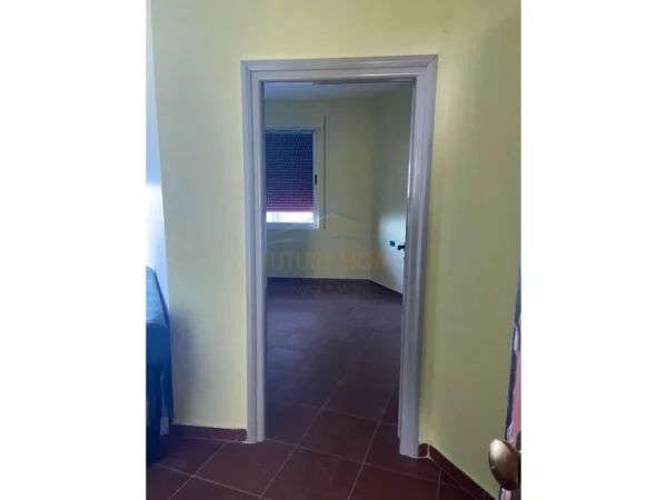 Shkembi Kavajes, jepet me qera apartament 1+1 Kati 5, 300 € 