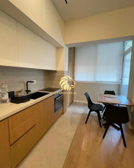 Tirane, jepet me qera apartament 1+1 Kati 4, 43 m² 700 € (Rruga Barrikadave)