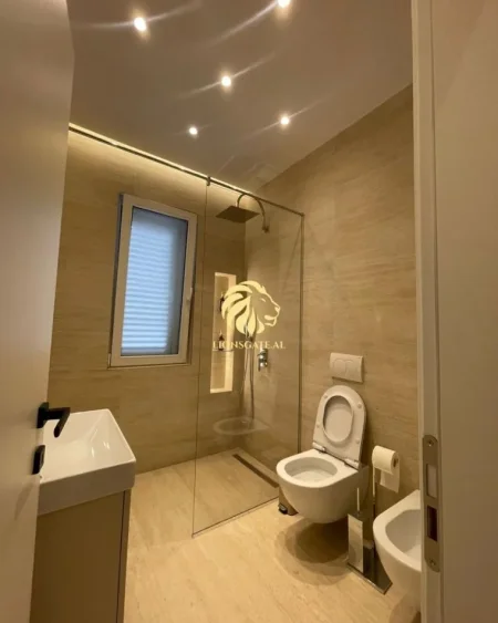 Tirane, jepet me qera apartament 1+1 Kati 4, 43 m² 700 € (Rruga Barrikadave)