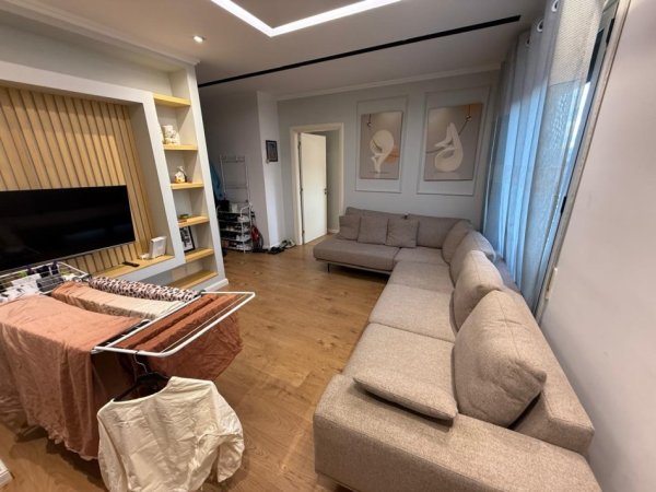 Tirane, jepet me qera apartament 1+1 Kati 5, 64 m² 
