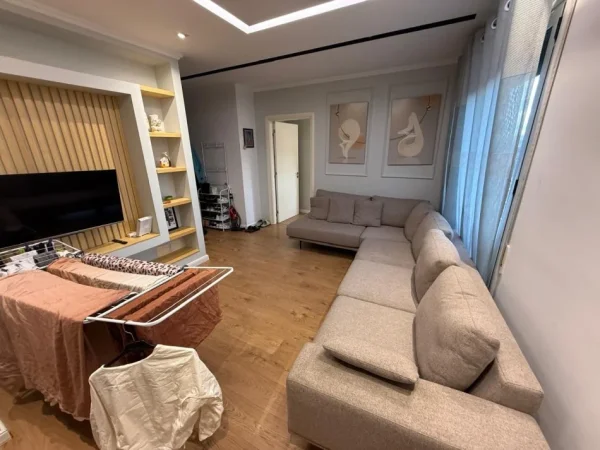 Tirane, jepet me qera apartament 1+1 Kati 5, 64 m² 