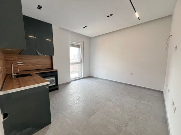 Tirane, jepet me qera garsonier 1+1 Kati 2, 40 m² 320 € (zonën 5 Maj)