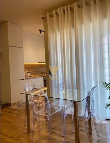 Tirane, jepet me qera apartament 1+1+Ballkon Kati 5, 85 m² 800 € (STACIONI I TRENIT)