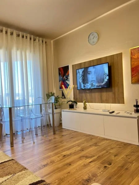 Tirane, jepet me qera apartament 1+1+Ballkon Kati 5, 85 m² 800 € (STACIONI I TRENIT)