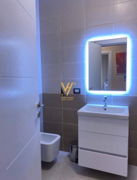 Tirane, jepet me qera apartament 1+1+Ballkon Kati 5, 85 m² 800 € (STACIONI I TRENIT)