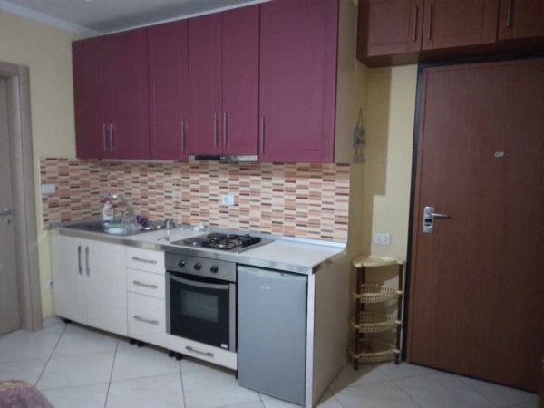 Tirane, jepet me qera apartament 1+1 Kati 3, 56 m² 400 € (Ali Dem)