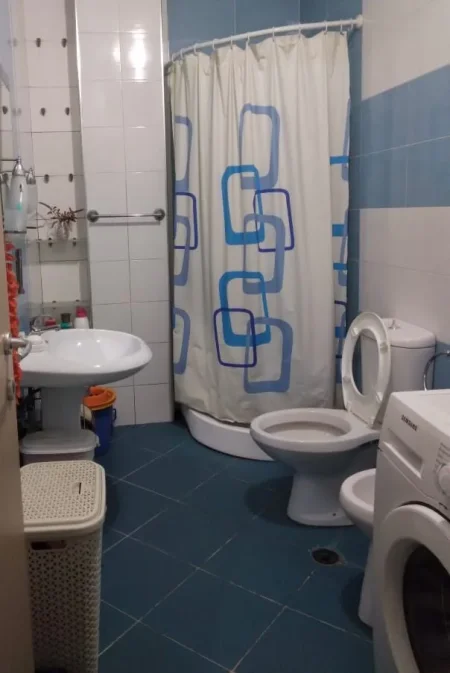 Tirane, jepet me qera apartament 1+1 Kati 3, 56 m² 400 € (Ali Dem)