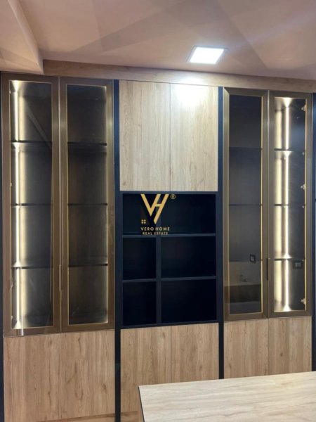 Tirane, jepet me qera zyre Kati 0, 20 m² 300 € (STACIONI I TRENIT)