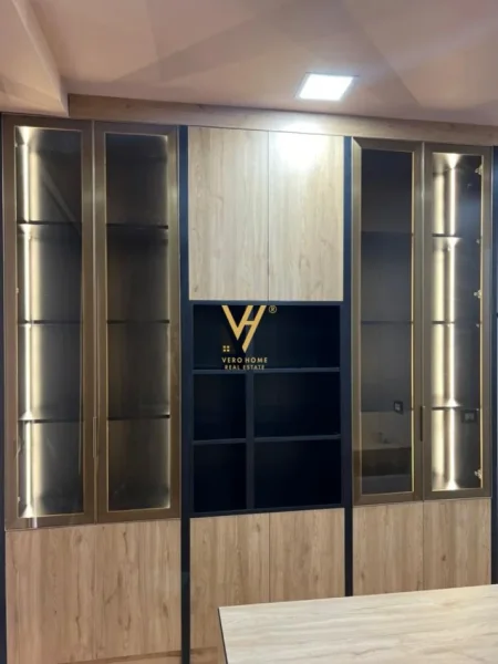 Tirane, jepet me qera zyre Kati 0, 20 m² 300 € (STACIONI I TRENIT)