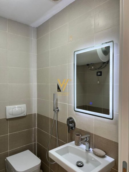 Tirane, jepet me qera zyre Kati 0, 20 m² 300 € (STACIONI I TRENIT)