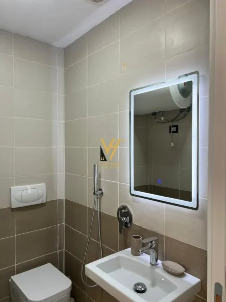 Tirane, jepet me qera zyre Kati 0, 20 m² 300 € (STACIONI I TRENIT)