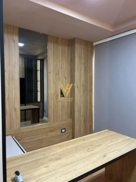 Tirane, jepet me qera zyre Kati 0, 20 m² 300 € (STACIONI I TRENIT)
