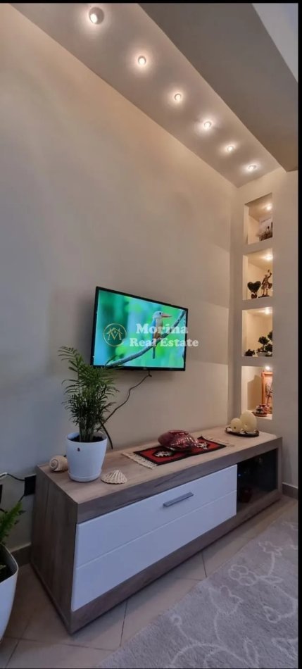 Tirane, jepet me qera apartament 1+1 Kati 3, 70 m² 600 € (Komuna e Parisit)