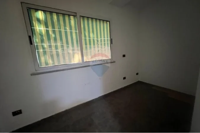 Tirane, jepet me qera zyre , 60 m² 600 € (Zog i Zi)