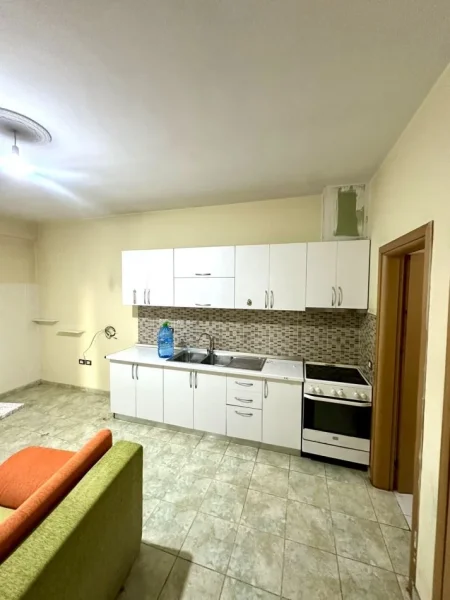 Tirane, jepet me qera apartament 1+1 , 350 € 