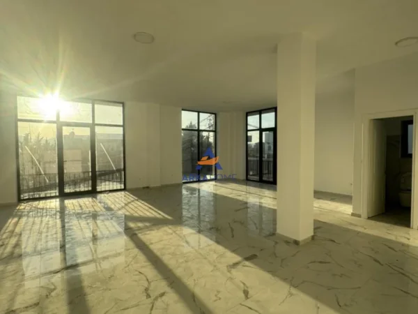 Tirane, jepet me qera ambjent biznesi Kati 2, 140 m² 936 € 