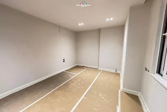 Tirane, jepet me qera zyre Kati 9, 150 m² 1500 € (ish ekspozita)