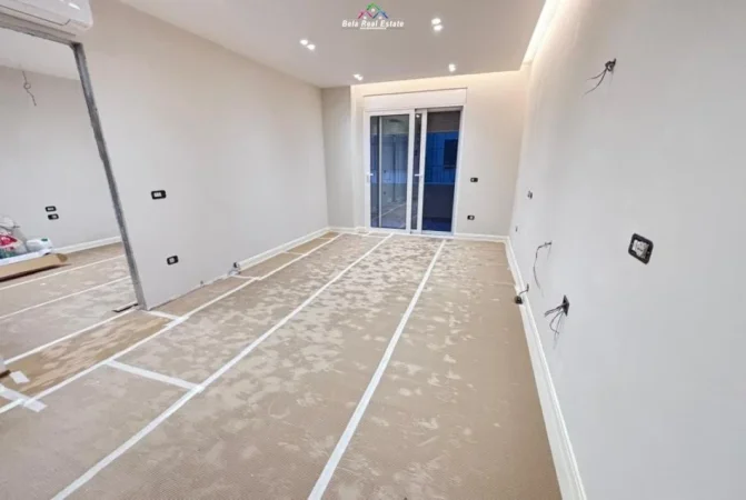 Tirane, jepet me qera zyre Kati 9, 150 m² 1500 € (ish ekspozita)
