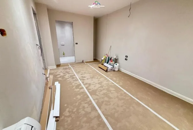 Tirane, jepet me qera zyre Kati 9, 150 m² 1500 € (ish ekspozita)