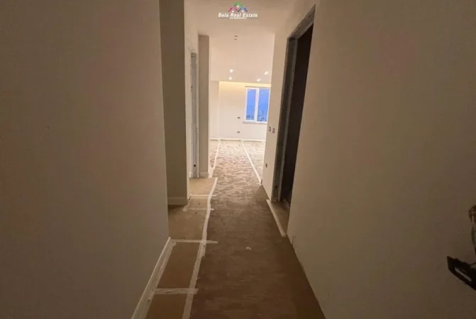 Tirane, jepet me qera zyre Kati 9, 150 m² 1500 € (ish ekspozita)